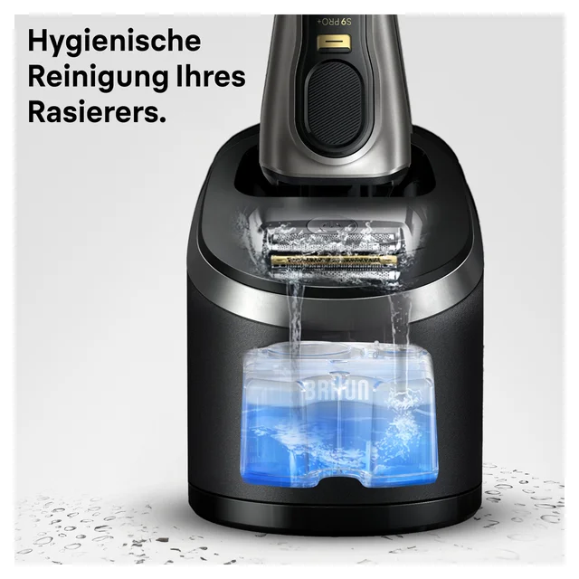 Braun Series 9 Pro+ Rasierer in Reinigungsstation, zeigt hygienische Reinigung.